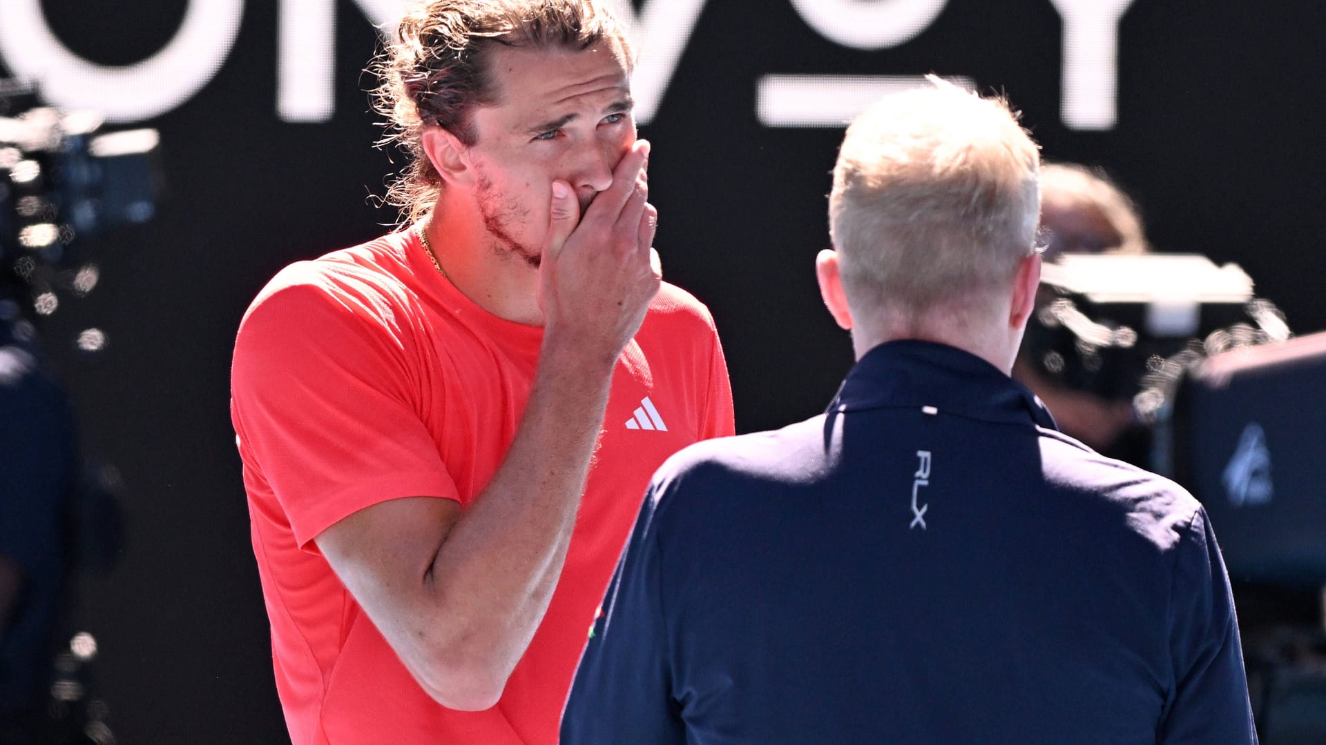 In the on-court interview with Jim Courier Bat Zverev for understanding for Djokovic.