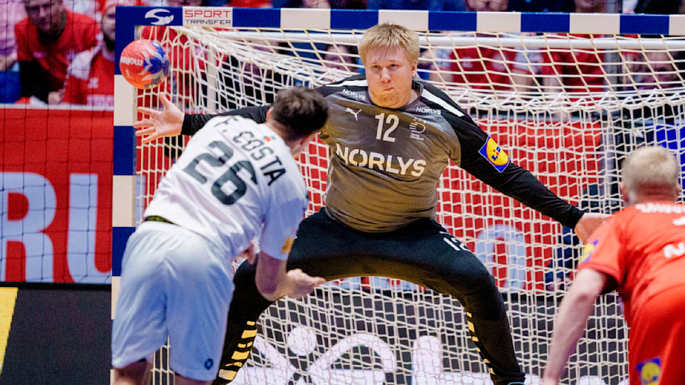 Dänische Wand: Emil Nielsen (hier gegen Francisco Costa) wehrte starke 37,5 Prozent der portugiesischen Würfe ab