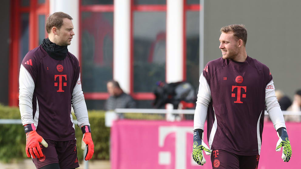Bayerns Stammkeeper Manuel Neuer (38) mit Ersatzmann Daniel Peretz (24/r.)