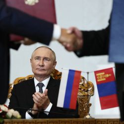 In this photograph shared by the Russian state agency Sputnik, the president of Russia, Vladimir Putin, attends a signature ceremony with the president of Mongolia after his conversations in Ulaanbaatar. | Photo: Sofia Sandurskaya / Pool / AFP