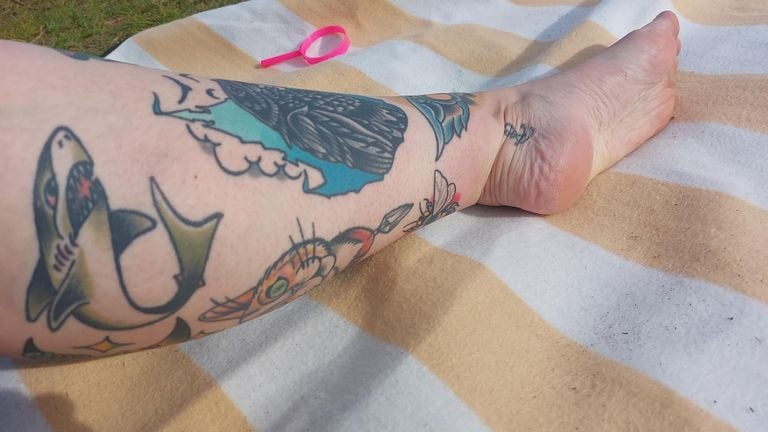 A green shark and a red cat on Karlijn's calf. (Photo: Karlijn ter Horst)