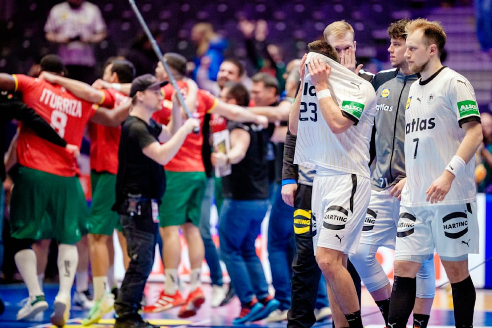 Während im Hintergrund die Portugiesen vor Freude tanzen, schleichen die deutschen Spieler nach der Pleite im Viertelfinale aus der Halle. Renars Uscins (22) versteckt sein Gesicht unter dem Trikot