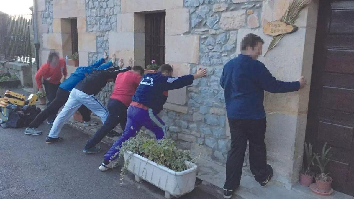 Víctimas de las pseuoterapias de conversión haciendo ejercicio físico para "rerforzar su masculinidad"