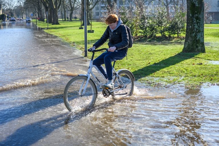 This cyclist has difficulty getting through the water (photo: SQ Vison/Tom van der Put).