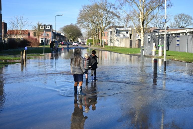 The problems also cause water fun for these children (photo: SQ Vision/Tom van der Put).