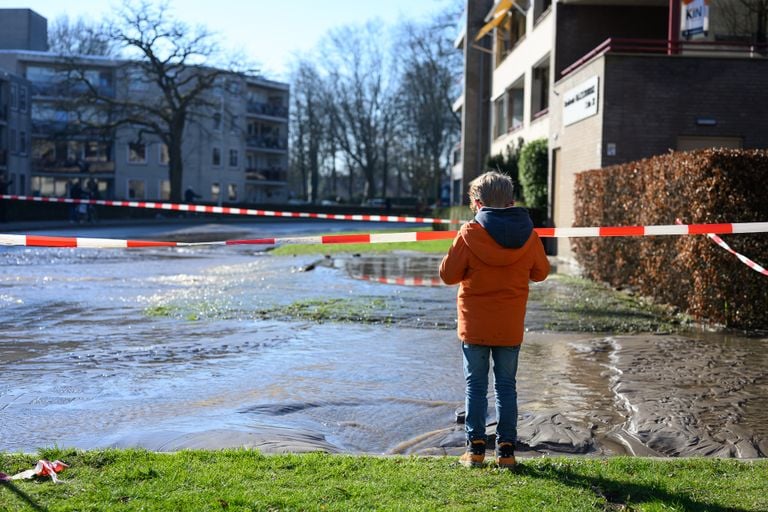 This young kid experiences less fun on the water in the street (photo: SQ Vision/Tom van der Put).