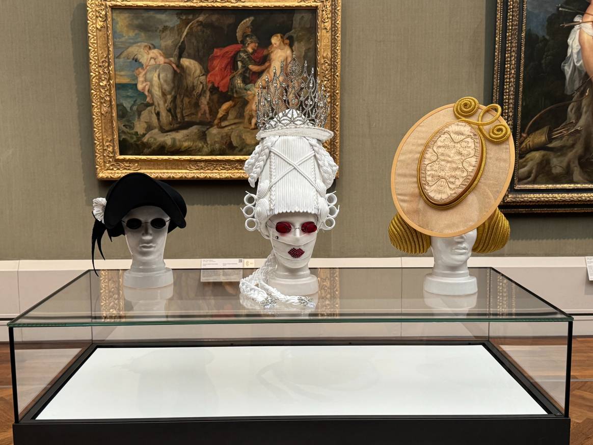 The Berlin Salon also shows creations by Hutmacher: inside.
