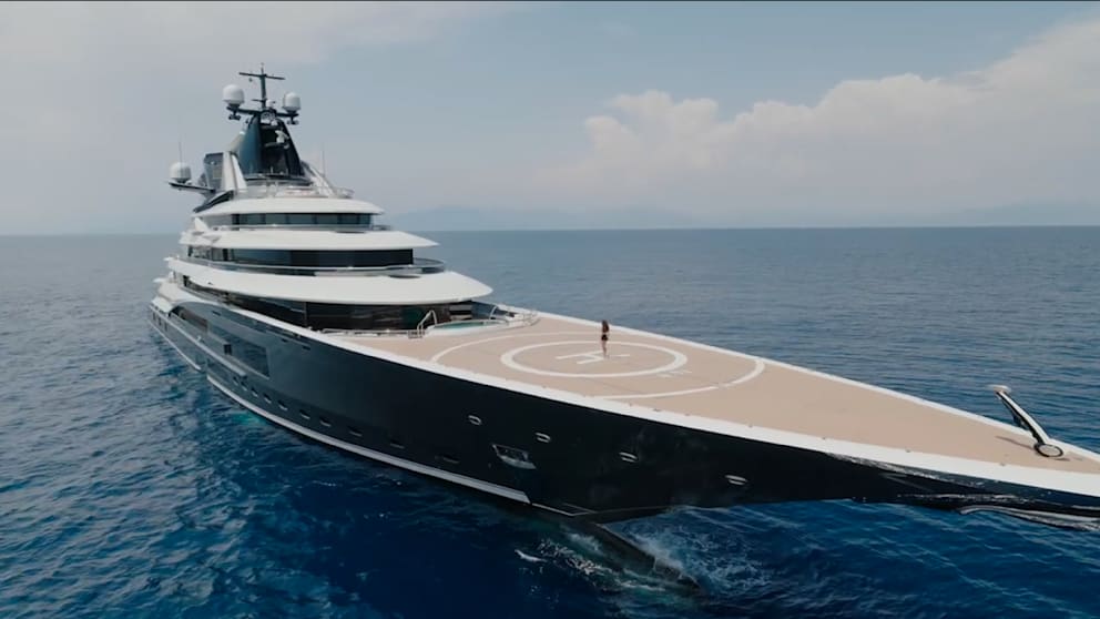 Sie kostet 300 Mio Euro: Klub-Boss reist mit Mega-Yacht zum Super Bowl