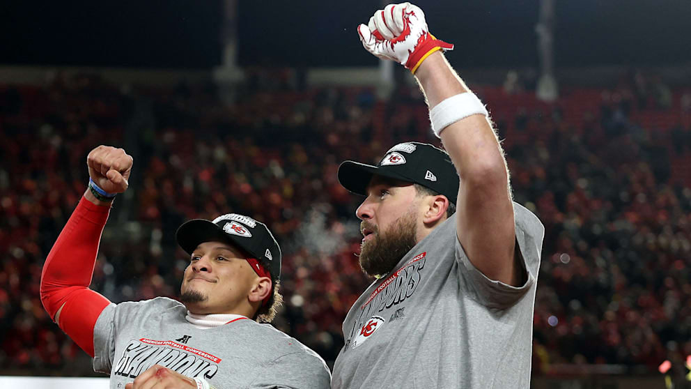 Quarterback Patrick Mahomes (29) und Tight End Travis Kelce (35, v.l.n.r) feiern den Einzug in den Super Bowl
