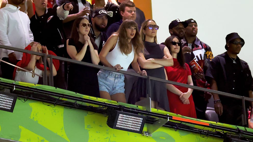 Kann nur hilflos zuschauen: Chiefs-Edelfan Taylor Swift (35) leidet bei der Pleite