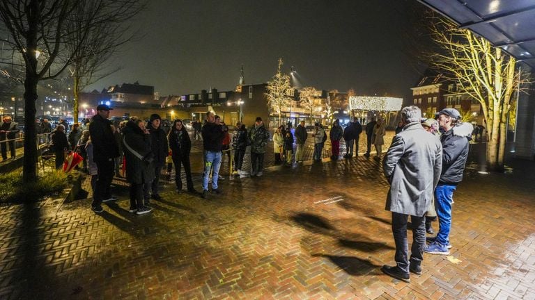 Dozens of people demonstrate against the AZC arrival in Best (Photo: SQ Vision).
