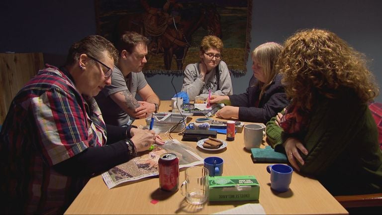 Participant of the Hooischuur at the coffee and Diamond Painting (Photo: Omroep Brabant)