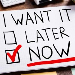Immediate gratification or postponed gratification? The hyperbolic discount | Photo: CEDOC