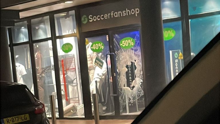 The hole in the door of the store (photo: Jody Nagtzaam).