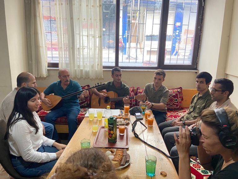 Podcastmaker Emmie Kollau (right) in the headquarters of Grup Yorum (photo: Human).