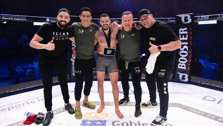 Ilias Bulaid in the middle with the Osse trainer Duane van Helvoirt on the left with the Osse. (Photo: Fight 2 One)
