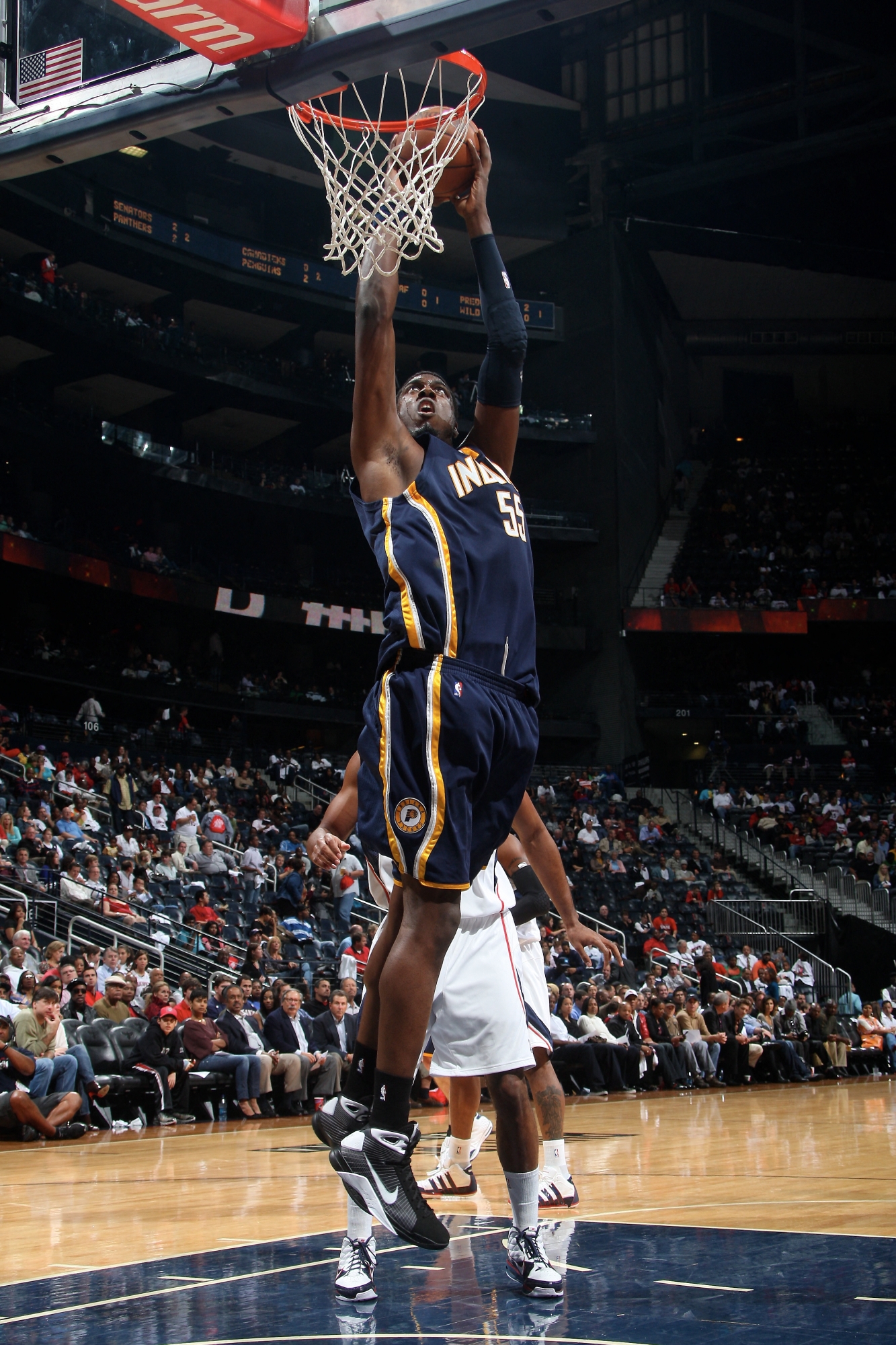 Atlanta - Octaber 28: Roy Hibbert #55 of the Indiana Pacers Dunks Against The Atlanta Hawks on Octaber 28, 2009 at Philips Arena in Atlanta, Georgia. Notes to User: User Expressly Acknowledges and Agrees That, by Downloading and/Ose use this Photograph, User is consent to the Terms and Conditions of the Getty Images License Agreement. Copyright Copyright Notice: Copyright 2009 NBAE Scott Cunningham / Nbae via Getty Images / AFP (Photo by Scott Cunningham / Nbae / Getty Images / Getty Images Via AFP)