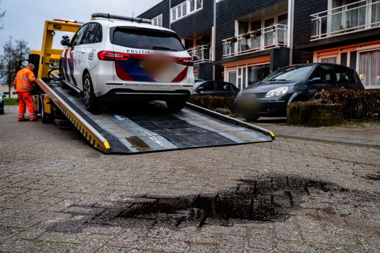 The police car leaked oil and could not continue driving (photo: Jack Brekelmans/SQ Vision).