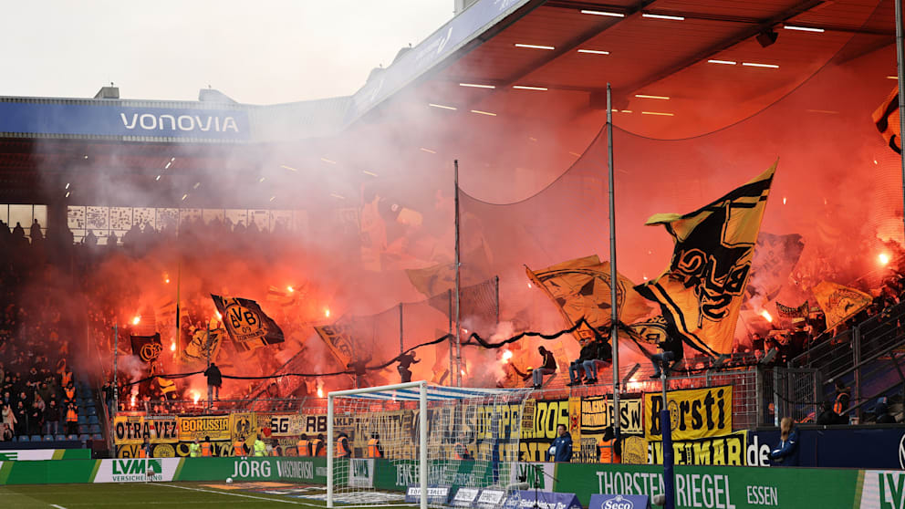 Aufgeheizte Stimmung: Dortmunds Auswärtsblock in Bochum