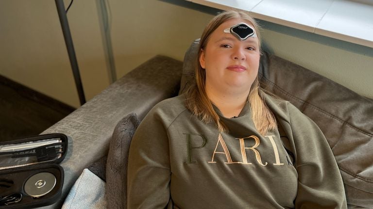 Mirte with the external neuros simulator on her forehead (photo: Rogier van Son).