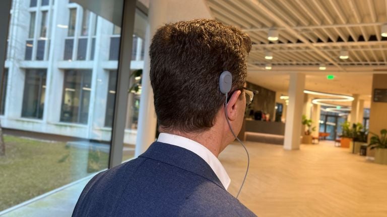 The portable device is connected to the head with magnets (photo: Rogier van Son).