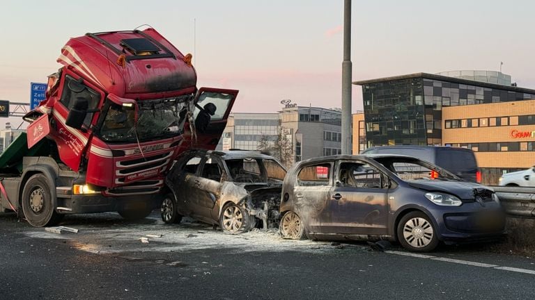 Two cars caught fire (photo: Bart Meesters/SQ Vision).