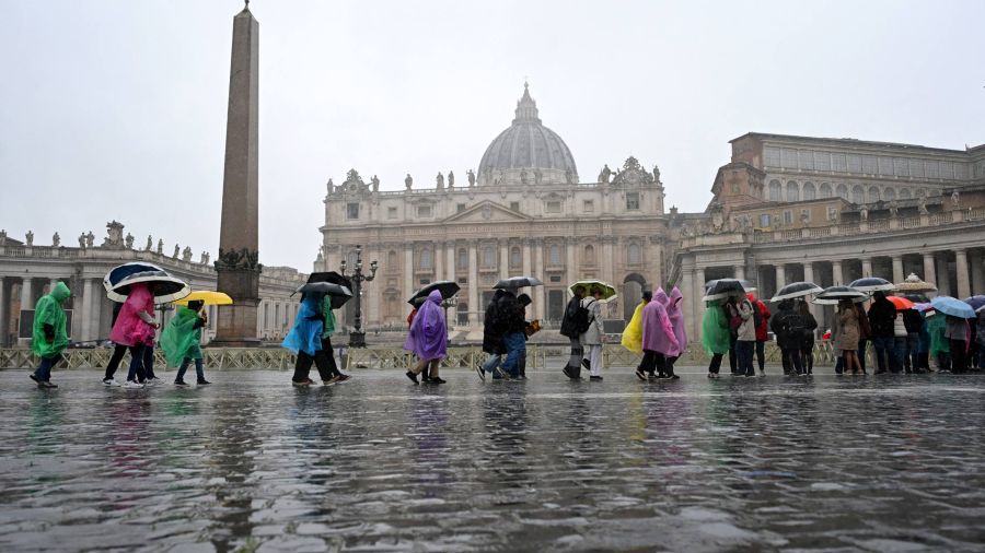 PhotoGaleria tourists walk under a heavy rain after the weekly general audience in San Pedro Square in the Vatican