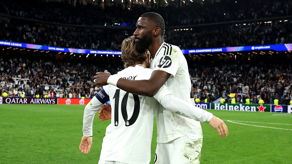 Antonio Rüdiger (r.) feiert mit Luka Modric den Real-Sieg gegen Manchester City