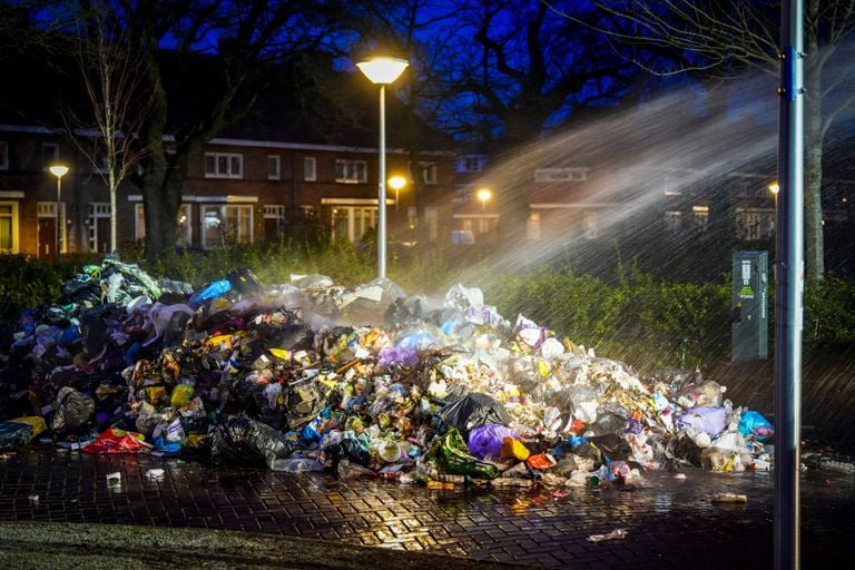 The mountain of waste in the residential area (photo: SQ Vision).