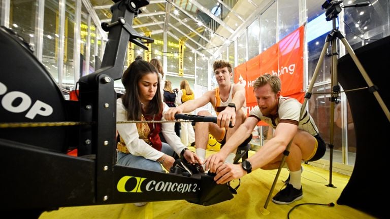 The students rowed day and night for ten days (photo: Bart van Overbeeke).