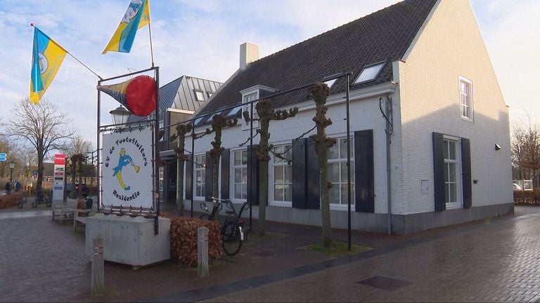 Apartments were built in the old dental practice (statue: Omroep Brabant).