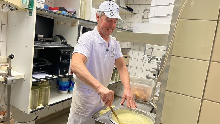 Bakker Guido prepares the white chocolate balls (photo: René van Hoof).