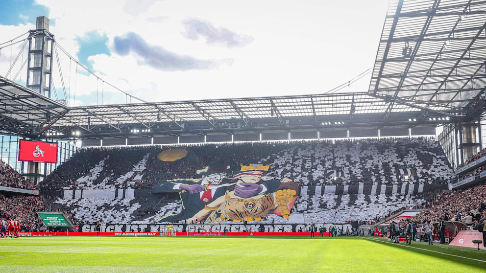 Diese Ansicht der Kölner Südkurve zeigt, welche Dimension die Messer-Choreografie hatte