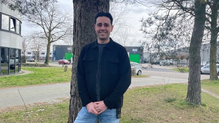 Sam van Rhee (26) opts for the travel agency (photo: René van Hoof).