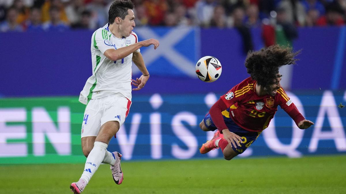Chiesa y Cucurella, en un lance del partido.