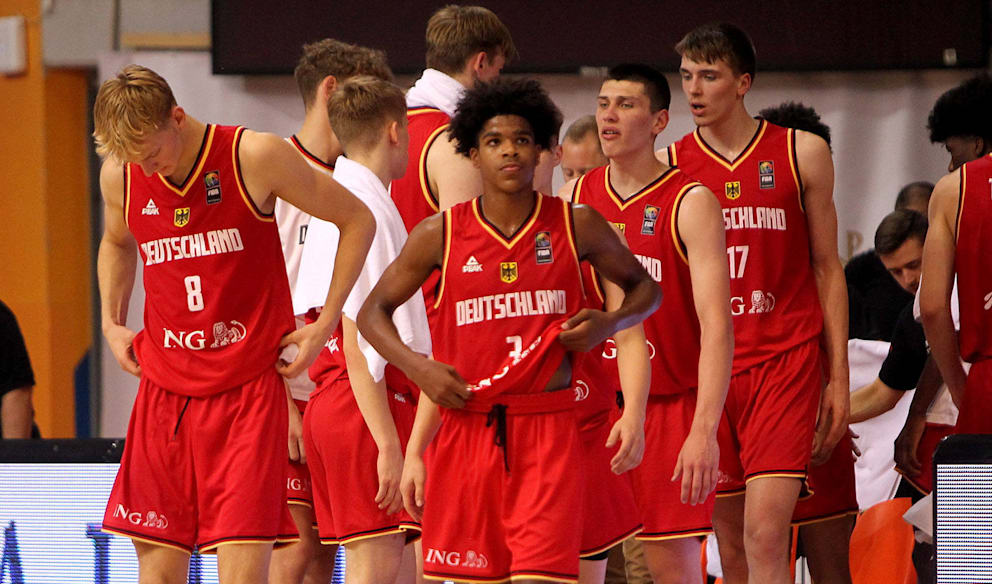 Anderson (M.) bei der EM 2023 im Trikot der deutschen U18 (rechts Johan Grünloh). Letztes Jahr wurde er mit dem DBB-Team in dieser Altersklasse Europameister