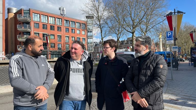 Ismail in consultation with two colleagues and a committee member of the SP at a taxi stand in Den Bosch (photo: Megan Hanegraaf).