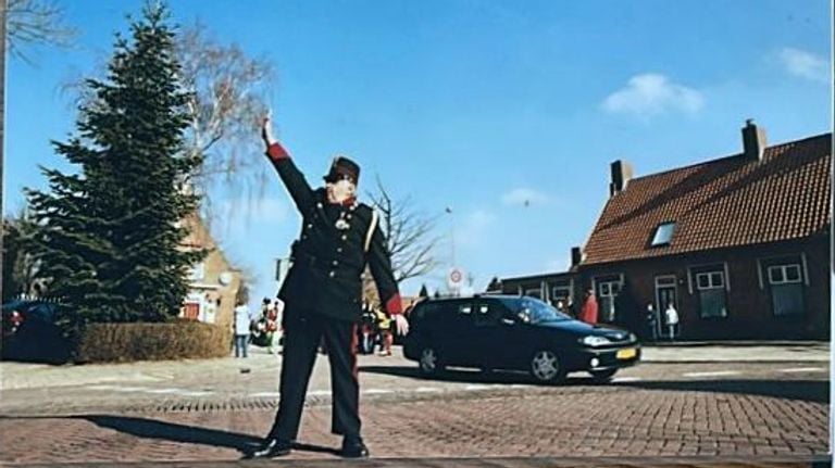 When Willeke raised the pliesie, everyone stopped for the parade (photo: Foundation for Vastenaovond Dwergonia).