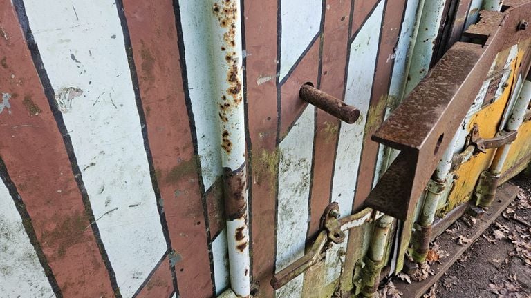 This container now misses a slot (photo: Wil Lievens).