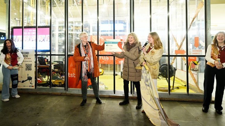 The students handed over the check for 51 thousand euros to the Hartstichting (photo: Bart van Overbeeke).