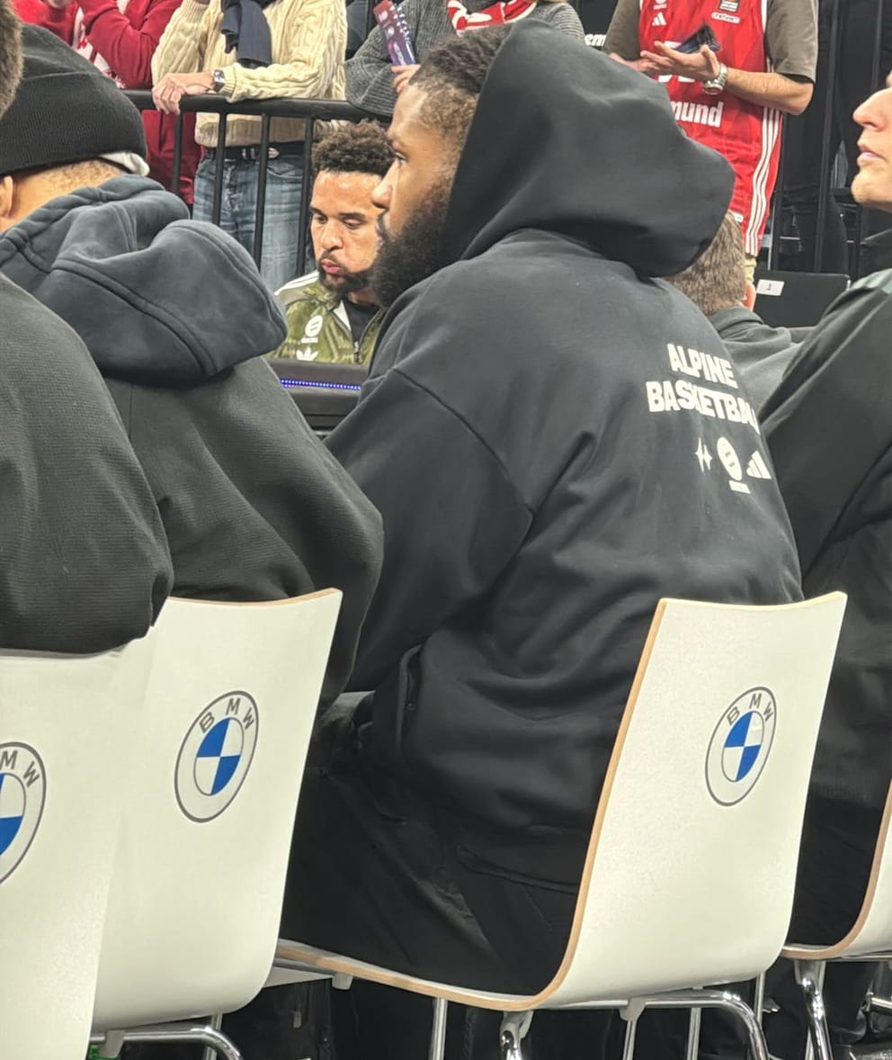 Der verletzte Devin Booker ist zum Zuschauen verdammt