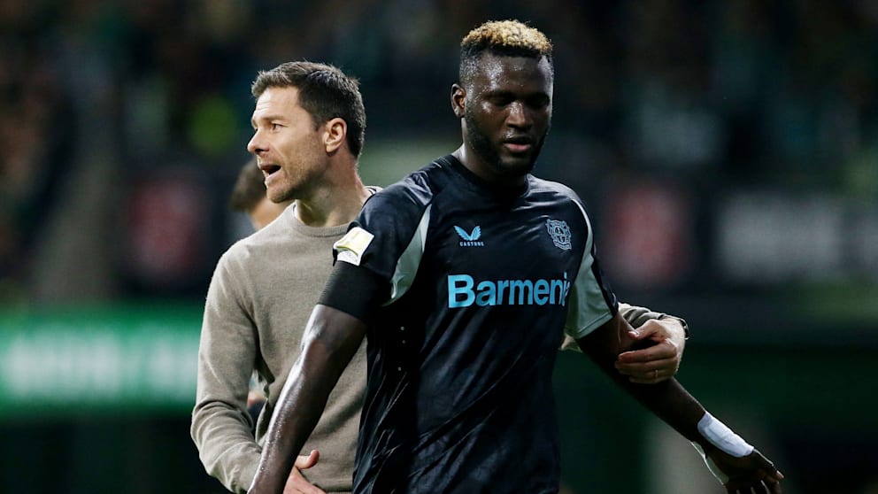 Leverkusen-Trainer Xabi Alonso und Victor Boniface