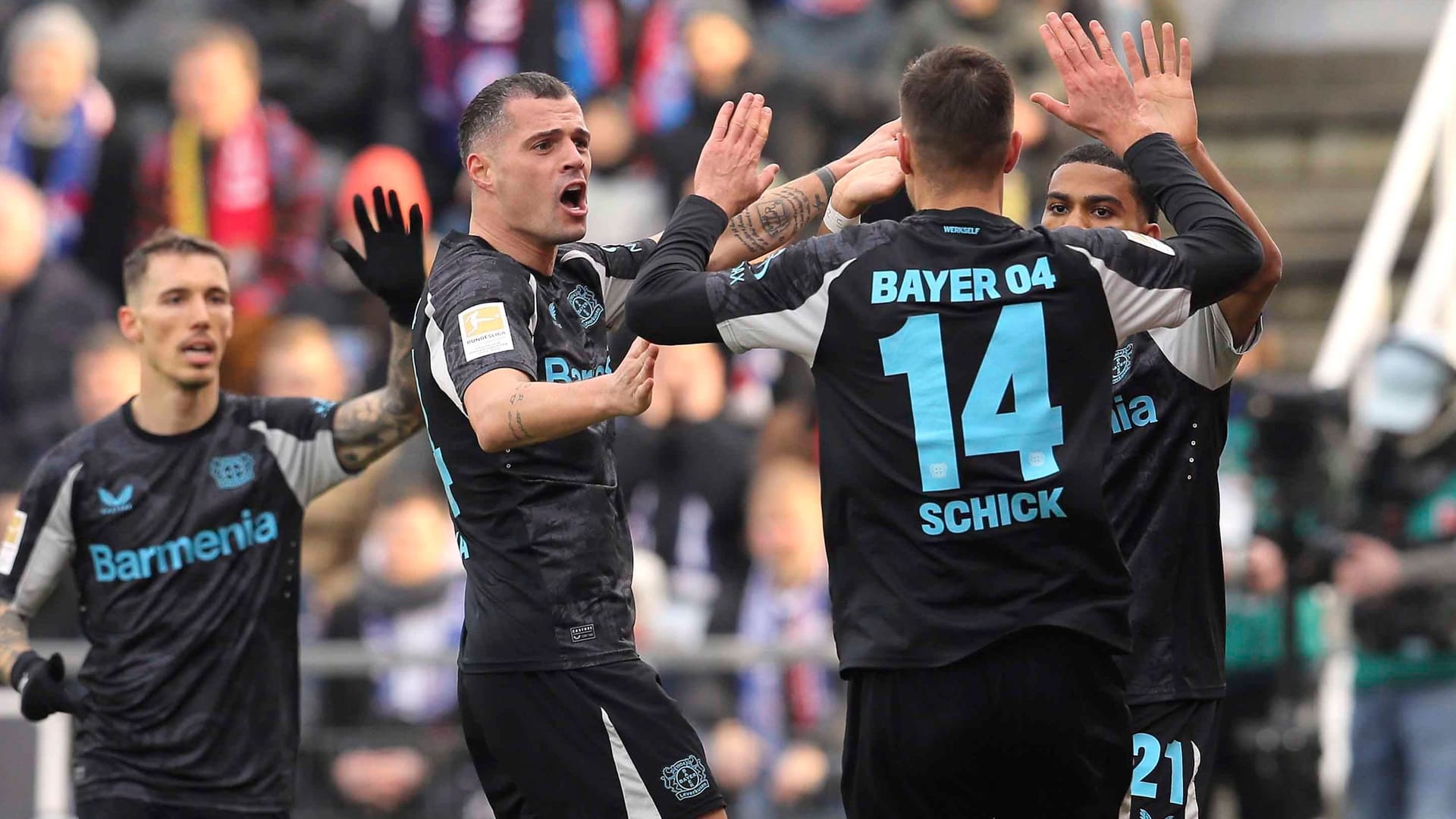 Leverkusen's players celebrate a goal against Kiel: in the far north the workself scored important points.
