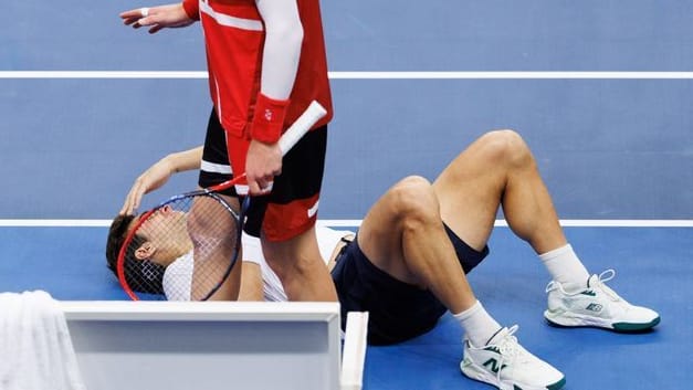 After a collision with his opponent Zizou Berg, the Chilean Cristian Garín (on the ground) did not continue.