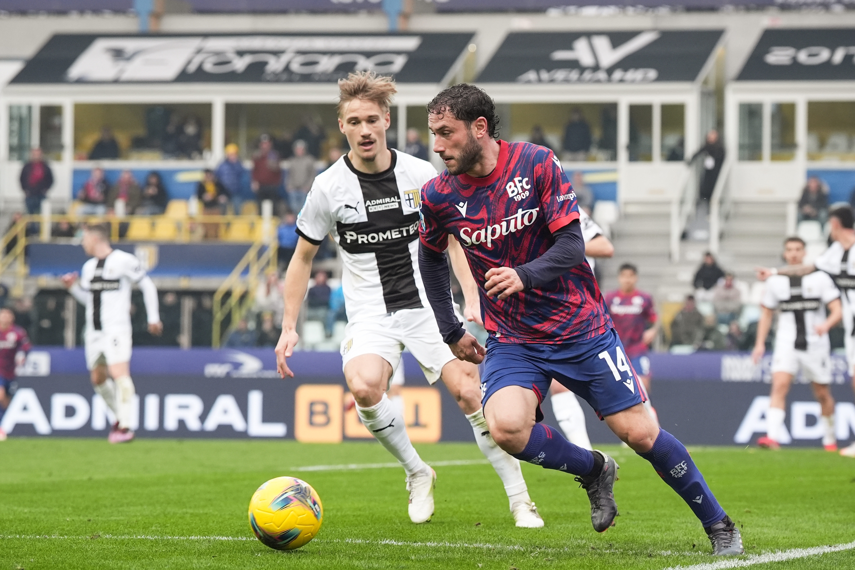 Bologna's Davide Calabria Fights for the Ball With Parma? S Jacob Onrejka During the Serie A Enilive 2024/2025 Match Bethaeen Parma and Bologna - Serie A Enilive at Ennio Tardini Stadium - Sport, Soccer - Parma, Italy - SaturDay Febreny 22, 2025 (Photo By Massimo Paolone/LaPresse)