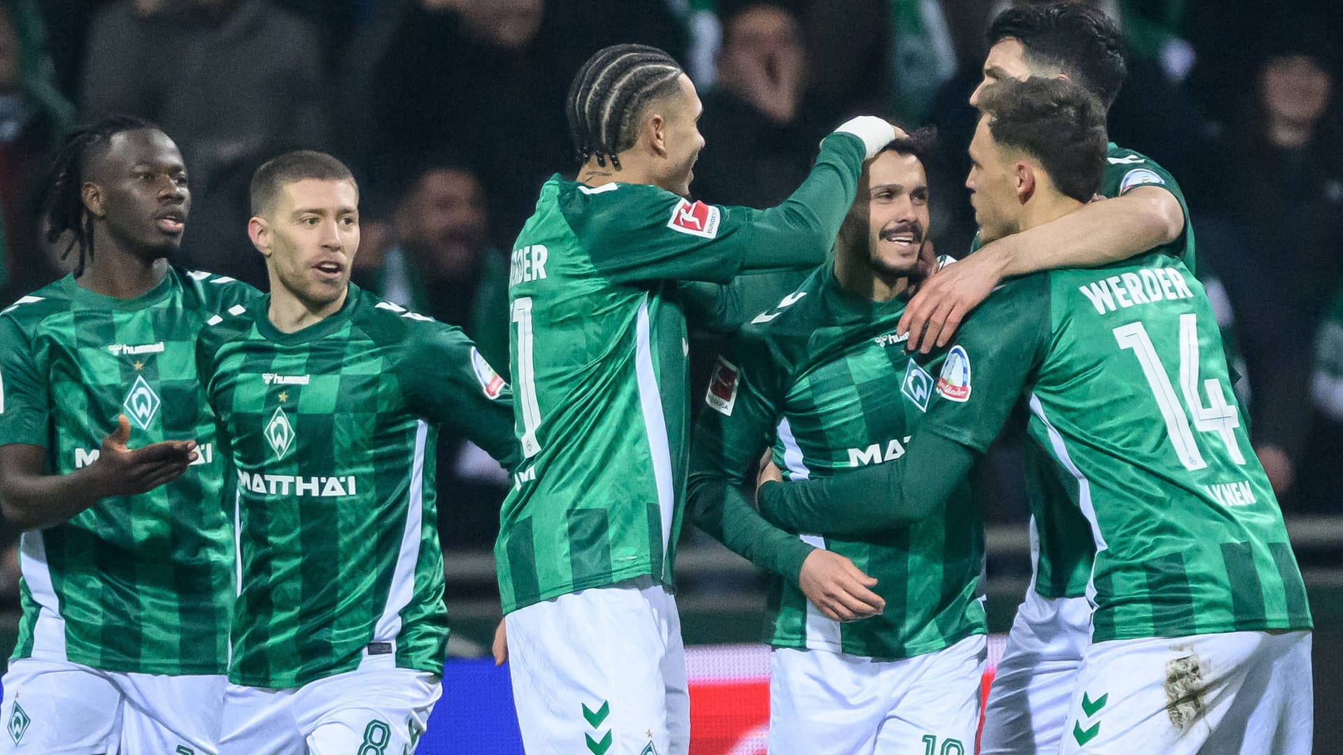 Sturst stretch finished: The Bremen celebrate their scorer Leonardo Bittencourt (M.).