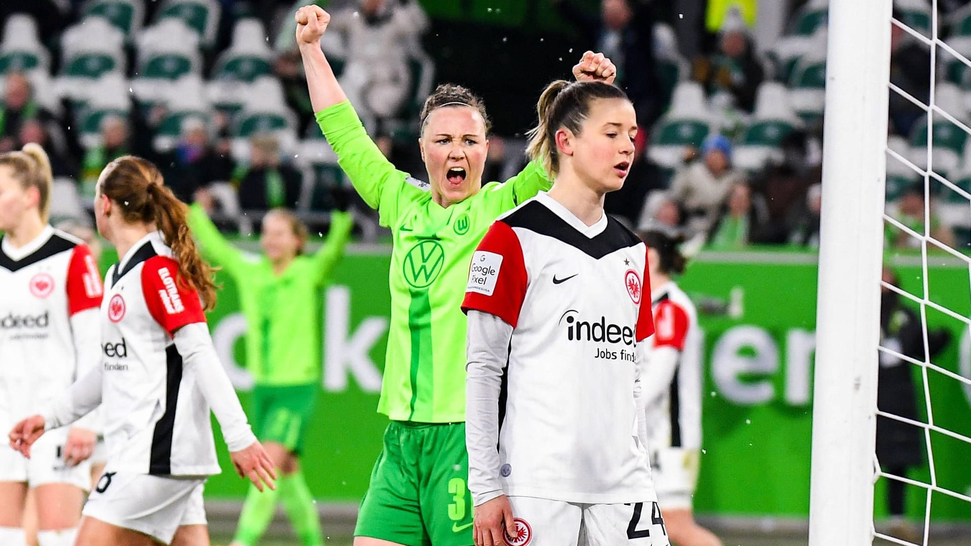 Feeling worlds: cheers with the Wolfsburg women, grief from the Frankfurt women.