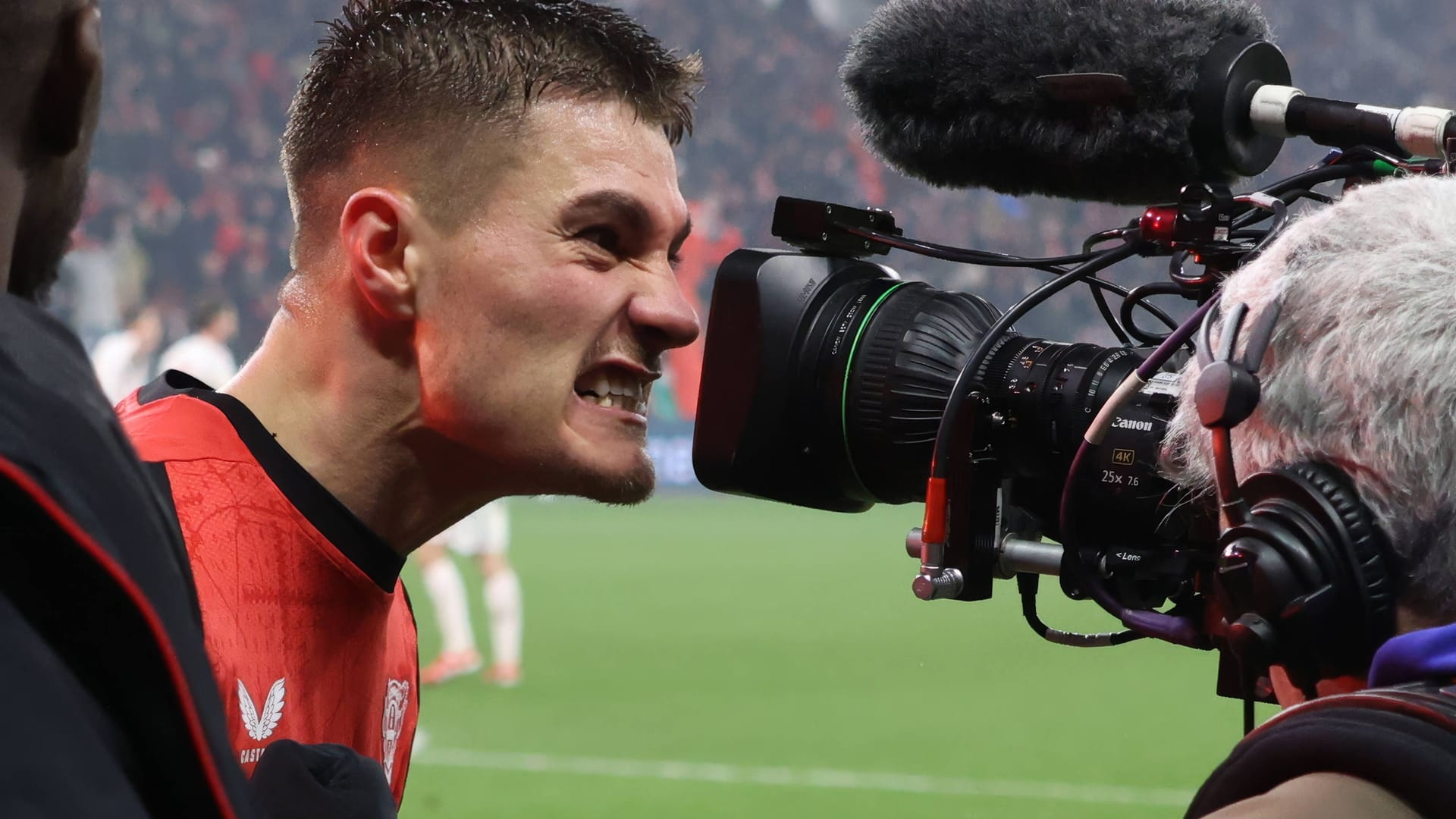 The Leverkusener Patrick Schick cheers to 2-2 after his goal.