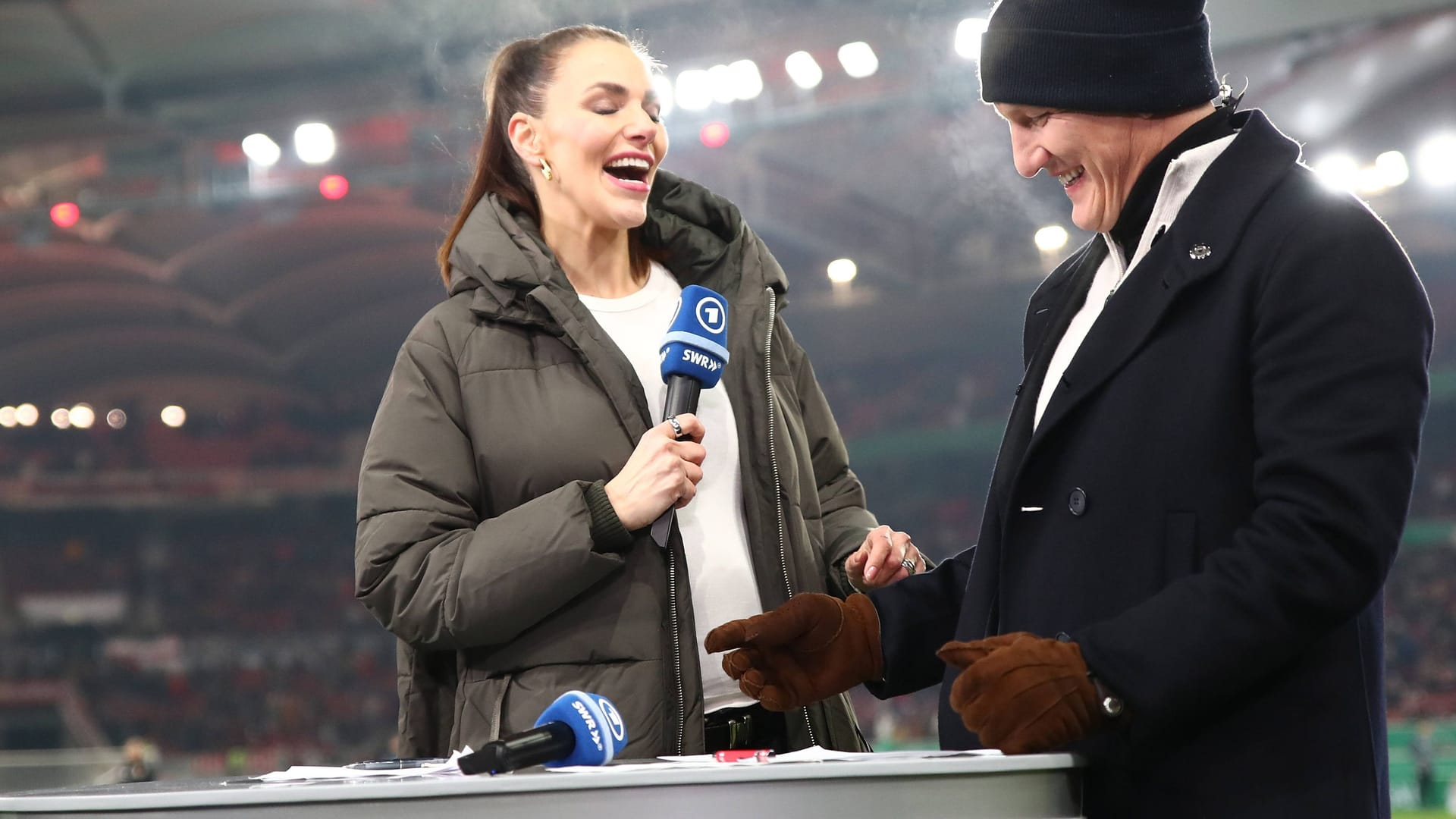 Instructed entertainment: ARD presenter Sedlaczek (left) and expert Schweinsteiger during the cup game between Stuttgart and Augsburg.