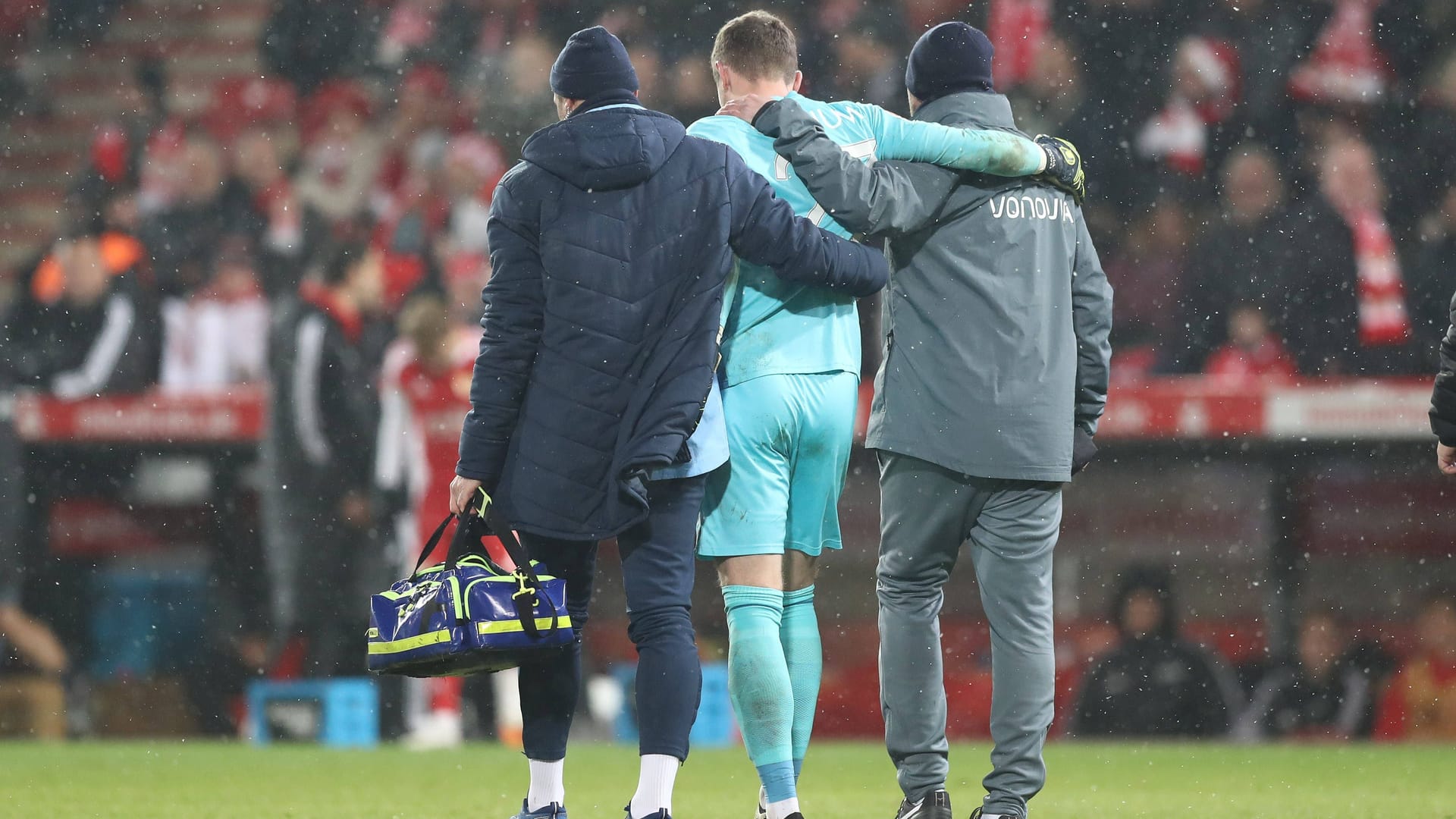 Patrick Drewes is brought off (archive picture): The goalkeeper of VfL Bochum was hit by a lighter on the head during the game against Union Berlin.